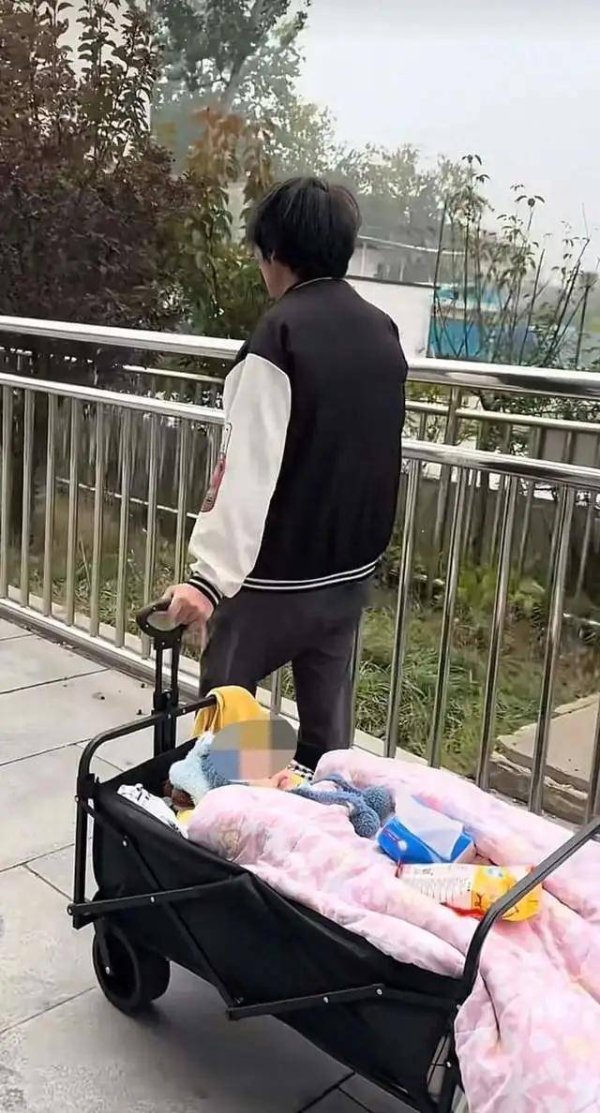 恩卓中盈 充气滑梯倾倒10人受伤，包头2岁男童“睁眼性昏迷”已2个多月，其母亲发声；当地披露事故原因